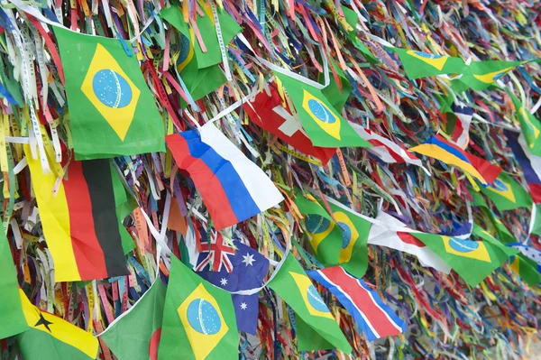Brezilya ve dünya bayrakları dilek kurdeleler bonfim salvador bahia — Stok fotoğraf