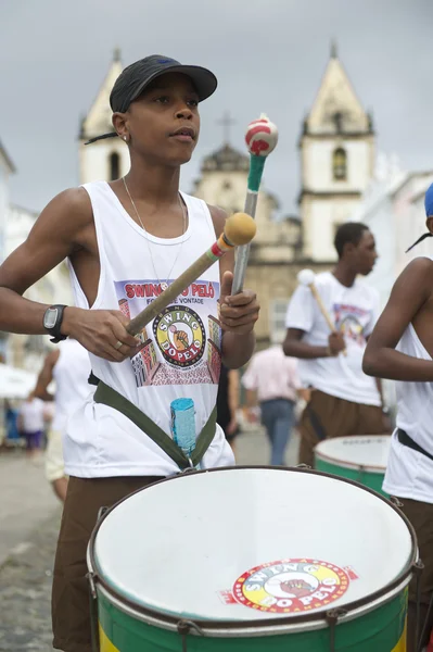 Brasiliansk pojke stående trummande pelourinho salvador — Stockfoto