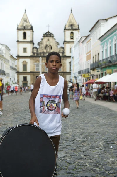 Brasileiro menino de pé baterista pelourinho Salvador — Fotografia de Stock