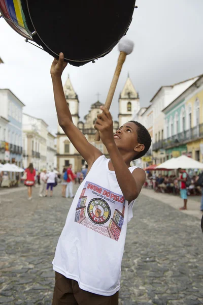 Joven brasileño se exhibe con tambor Pelourinho Salvador — Foto de Stock