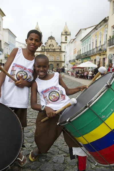 브라질 아이 들 두들겨 pelourinho 살바도르 — 스톡 사진