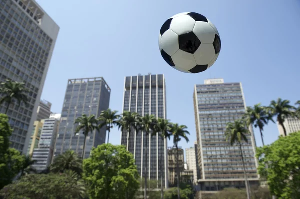 Fútbol Volando en Sao Paulo Brasil City Skyline — Foto de Stock