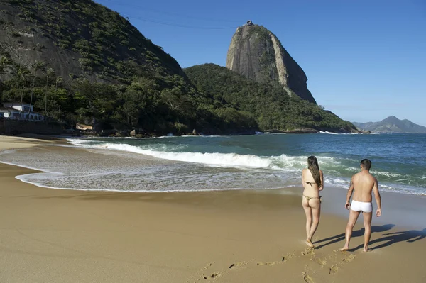 Pareja brasileña en Praia Vermelha Red Beach Rio — Foto de Stock