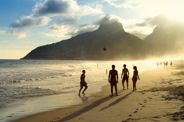 Gün batımı siluetleri Altinho Futebol Beach futbol Brezilya oynarken