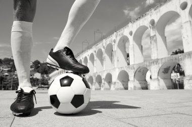 Futbol topu Lapa Rio üzerinde duran Brezilyalı futbolcu