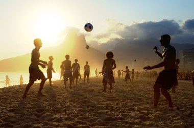 Gün batımı siluetleri Altinho Futebol Beach futbol Brezilya oynarken