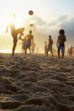 Gün batımı siluetleri Altinho Futebol Beach futbol Brezilya oynarken