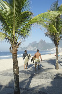 Brezilyalı sörfçü Ipanema Plajı Rio de Janeiro