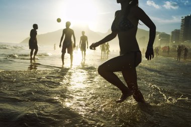 Ipanema Plajı Rio Brezilyalı erkek ve kadın siluetleri