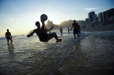 Altinho Beach futbol Rio oynarken bisiklet tekme siluet