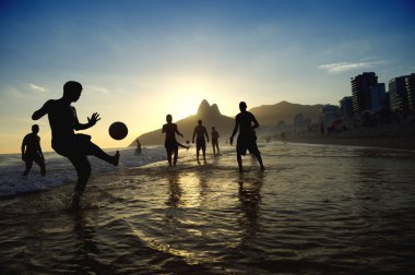 Altinho plaj futbolu oynayan günbatımı Rio Carioca Brezilyalılar