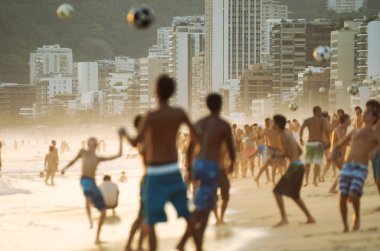 Altinho plaj futbolu oynayan genç Carioca Brezilyalılar