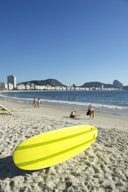 Raket surfboard copacabana rio Brezilya kadar stand