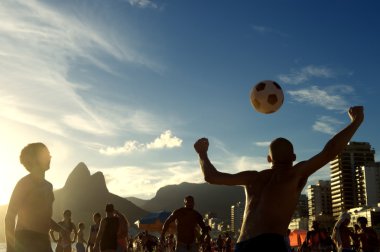 Gün batımı siluetleri Altinho Futebol Beach futbol Brezilya oynarken
