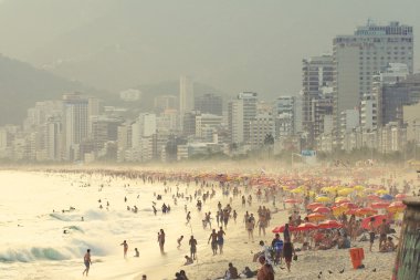 Ipanema Plajı Rio de Janeiro Brezilya yoğun gün kalabalık