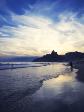 Rio de Janeiro Ipanema Plajı manzaralı Dusk günbatımı yansıma