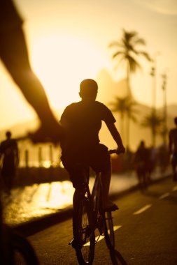 Bisikleti siluetleri Ipanema Plajı Rio de Janeiro Brezilya