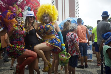 Travesti bir sokak partisi Rio karnaval kutlamak
