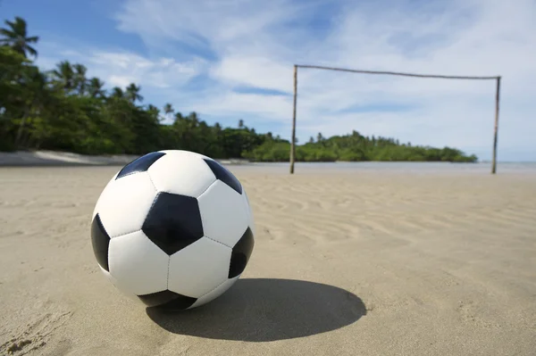 Ballon de football sur terrain de football de plage brésilien — Photo