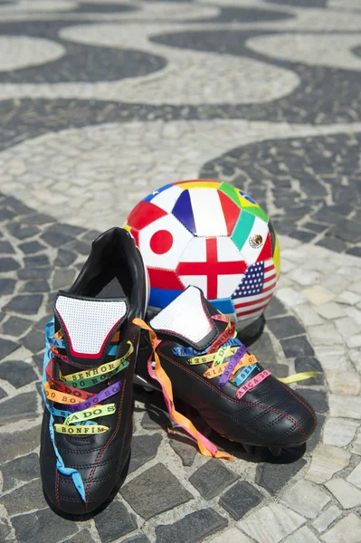 Botas de fútbol brasileño Bola de fútbol internacional — Foto de Stock