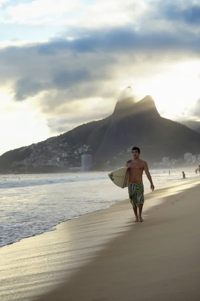 บราซิล Surfer Ipanema ชายหาด Rio de Janeiro บราซิล — ภาพถ่ายสต็อก