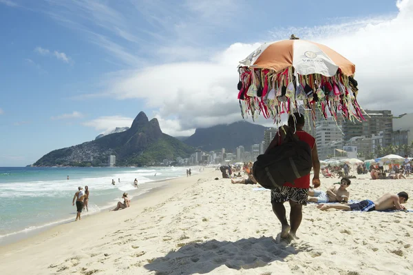 Bikini leverancier Ipanema Beach Rio de Janeiro Skyline — Stockfoto