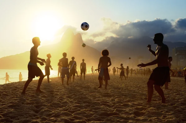 Sylwetka zachód gra Altinho Futebol Beach piłkarski Brazylia — Zdjęcie stockowe