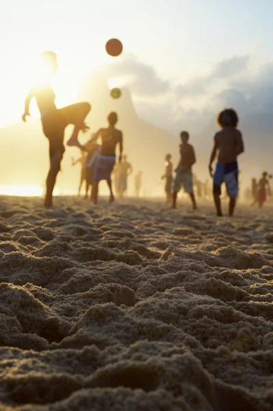 Під час заходу сонця силуети, граючи Altinho Futebol Пляжний футбол Бразилії — стокове фото