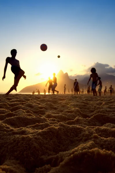 Solnedgang silhuetter spiller Altinho Futebol strand fodbold Brasilien - Stock-foto