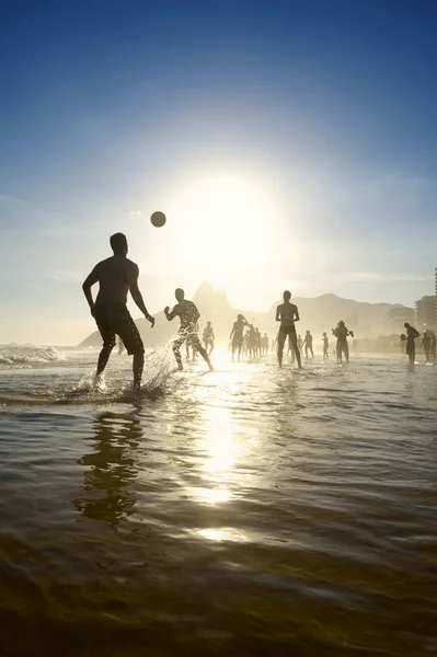 Sunset silhuetter spelar Altinho Futebol Beach fotboll Brasilien — Stockfoto