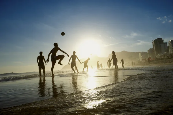 Carioca Brasileños jugando Altinho Futebol Beach Football — Foto de Stock