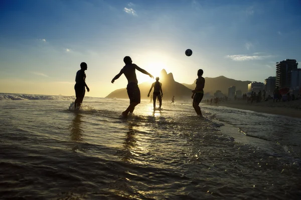 Brazylijczycy Carioca gry Rio Football Altinho Beach — Zdjęcie stockowe