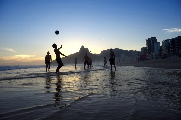 Brasileiros jogando Kick-Ups Altinho Beach Football Rio — Fotografia de Stock