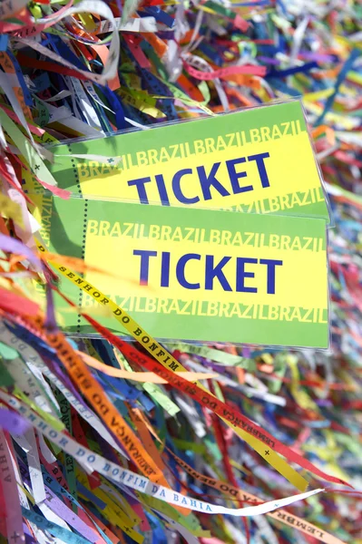 Paar Tickets bunte brasilianische Wunschbänder Hintergrund — Stockfoto