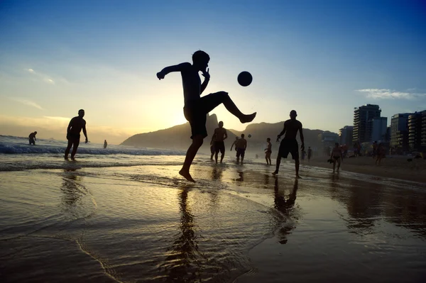 Brasiliani che giocano Kick-Ups Altinho Beach Football Rio — Foto Stock