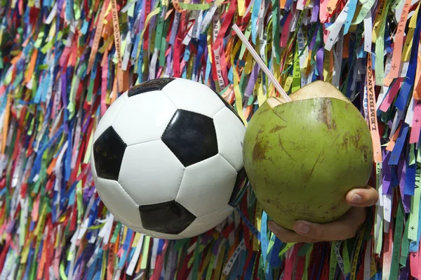 Fußball und Kokosnuss salvador bahia brasilien — Stockfoto