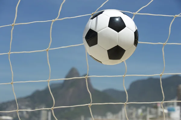 Футбольный мяч в футбольной сети Rio de Janeiro Brazil Beach — стоковое фото