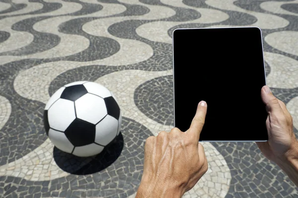 Reser turist med hjälp av Tablet PC i rio de Janeiro — Stockfoto