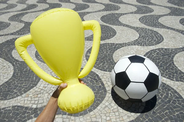 Trofej a fotbal fotbalový míč na Copacabana Rio Brazílie — Stock fotografie