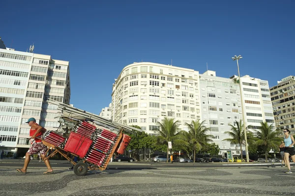 Brasilianer zieht Strandkörbe Rio Brasil — Stockfoto