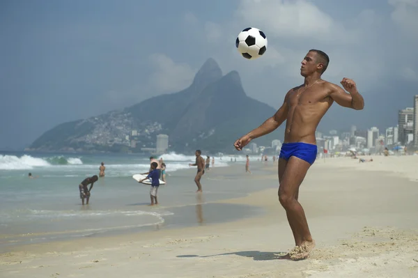 Brasilianischer altinho athletischer junger brasilianischer Mann Beachsoccer — Stockfoto
