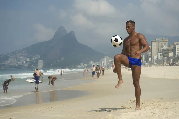 Joven brasileño jugando fútbol playa Altinho — Foto de Stock