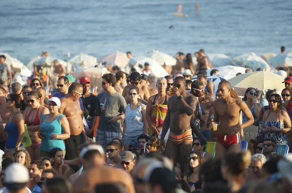 Mulțime de brazilieni Ipanema Beach Rio de Janeiro Brazilia — Fotografie, imagine de stoc