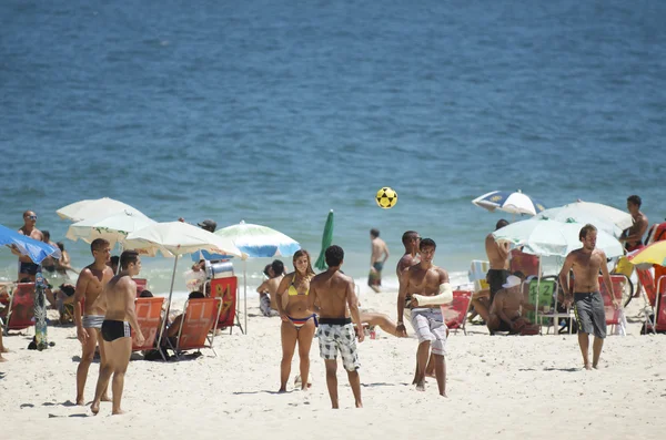 Бразильцы Кариока играют в футбол на пляже Альтиньо — стоковое фото