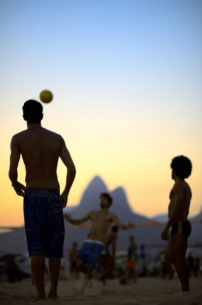 Futebol de Praia Sunset Silhouettes Jogando Altinho Rio Brasil — Fotografia de Stock