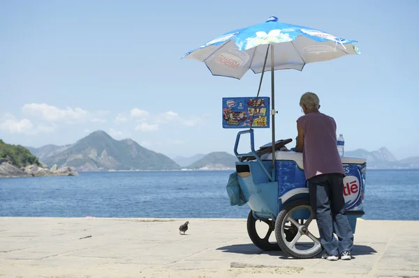 Brazilská pláž dodavatele prodávat zmrzlinu Ipanema Rio — Stock fotografie