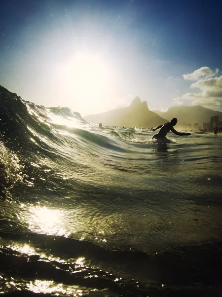 Ipanema 해변 리오 데 자네이 브라질 서핑 파도 — 스톡 사진