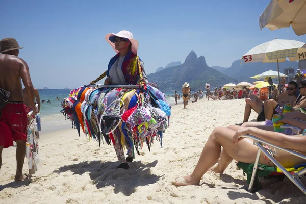 Bikini-verkäufer ipanema beach rio de janeiro brasilien — Stockfoto