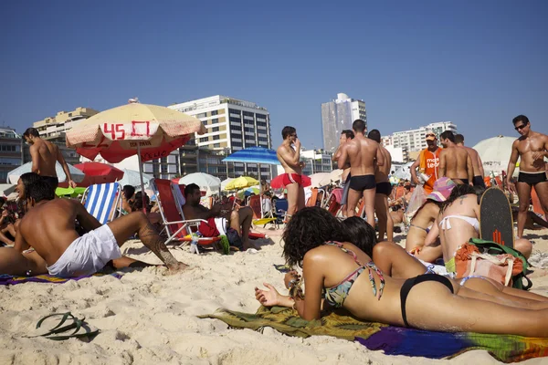 Παραλία Ipanema ηλιοθεραπεία άνθρωποι Ρίο ντε Τζανέιρο της Βραζιλίας — Φωτογραφία Αρχείου