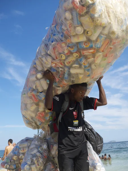Brasil Man Mengumpulkan Cans Pantai Ipanema Rio — Stok Foto